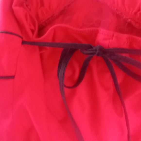 Red tanktop - Picture 4 of 5